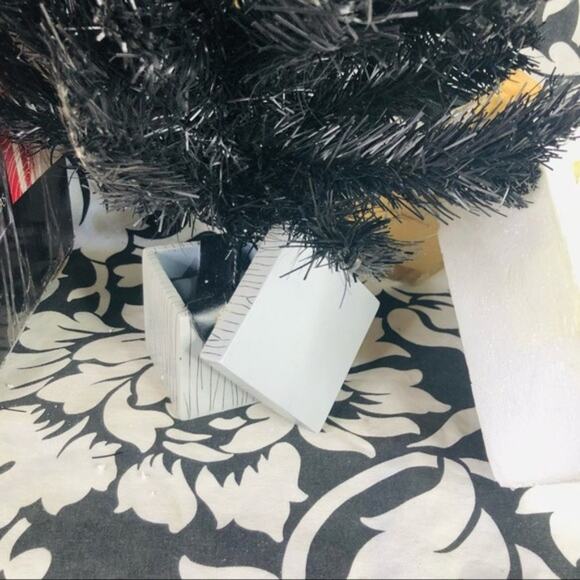 Disney NECA Nightmare Before Christmas Tree Diorama With mini Resin Masks - Picture 10 of 13